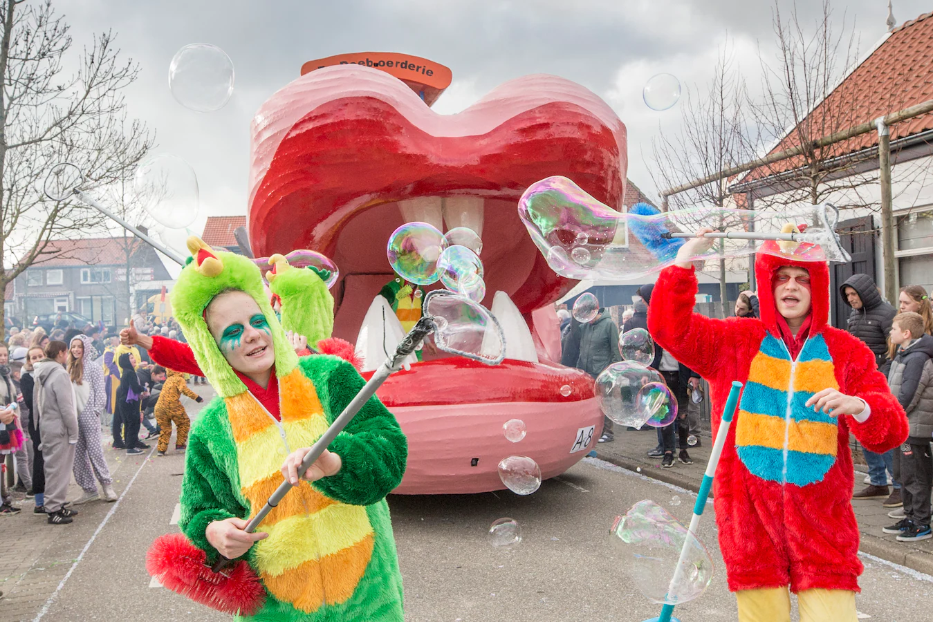 paerehat-s-heerenhoek-viert-carnaval-de-doeboerderie