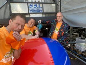 Onze Koningsdag DJ-tijden op een rijtje: 12:30 – 13:30 uur: Warming-up – vlaggetjes, kinderhits en ouders die zich jong voelen 15:00 – 15:30 uur: Confetti en chaos (zoals gepland) 16:30 – 17:00 uur: Meezingers, polonaises en strandballen in het gezicht 18:00 – 18:30 uur: Lekker los met 90s en happy hardcore 20:00 – 20:30 uur: De grote finale – Happy hardcore, hardstyle, meezingers en totale gekte